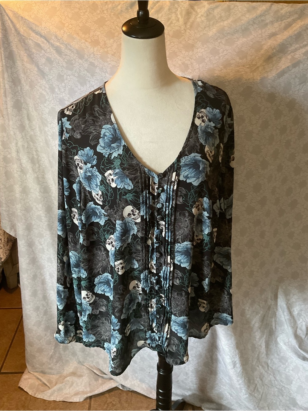 torrid Black V-Neck Long Sleeve Top with Blue Floral & Skull Print